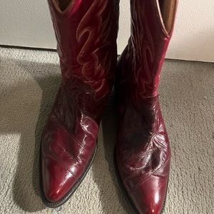 Men’s EEL Skin burgundy size 8.5 cowboy boots in good condition